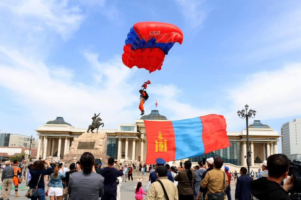 Шүхрийн буулт,эрэлч нохойн үзүүлбэр нисдэг тэргэтэй алба сурталчлах өдөрлөг боллоо