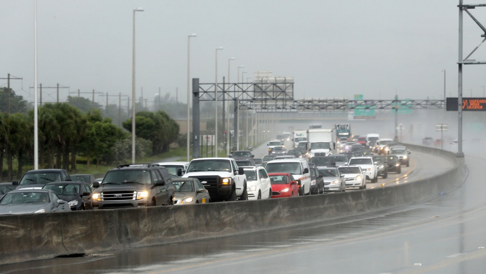 Флоридагаас нүүх зөвлөмж авсан 500,000 иргэн замын түгжрэл үүсгэжээ