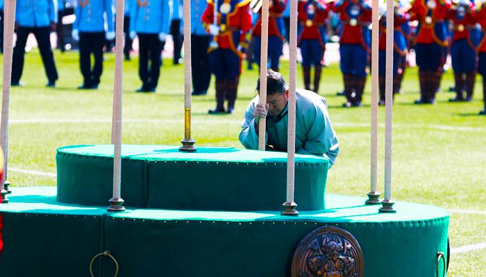 Туурга тусгаар улс орон минь хөгжин бадарч, түмэн олон минь амгалан байг